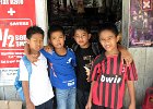 IMG 0574A  Malaysiske børn ved den lokale købmand i Byen Sukau Borneo